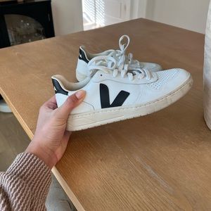 VEJA V10 WHITE/BLACK SIZE 38